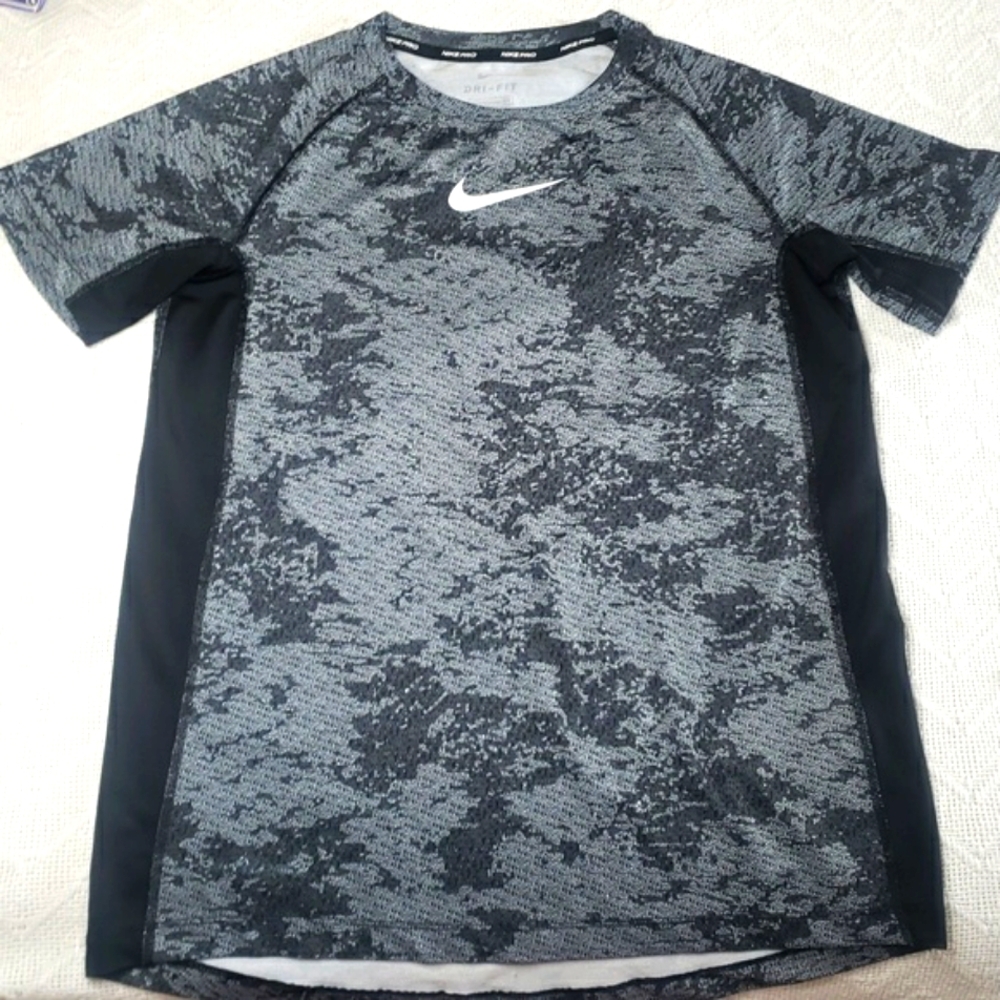 Nike Boys Large Black And Grey Short Sleeve Dri-Fit Top